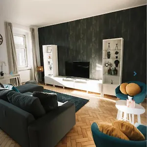 https://orestaliving-on-the-danube-canal-friedensbrcke.vienna-besthotels.com